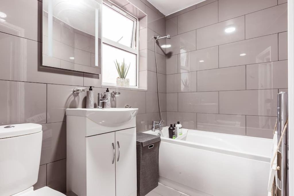 4 Bedroom House, 2 Min Walk From Station London Exterior photo