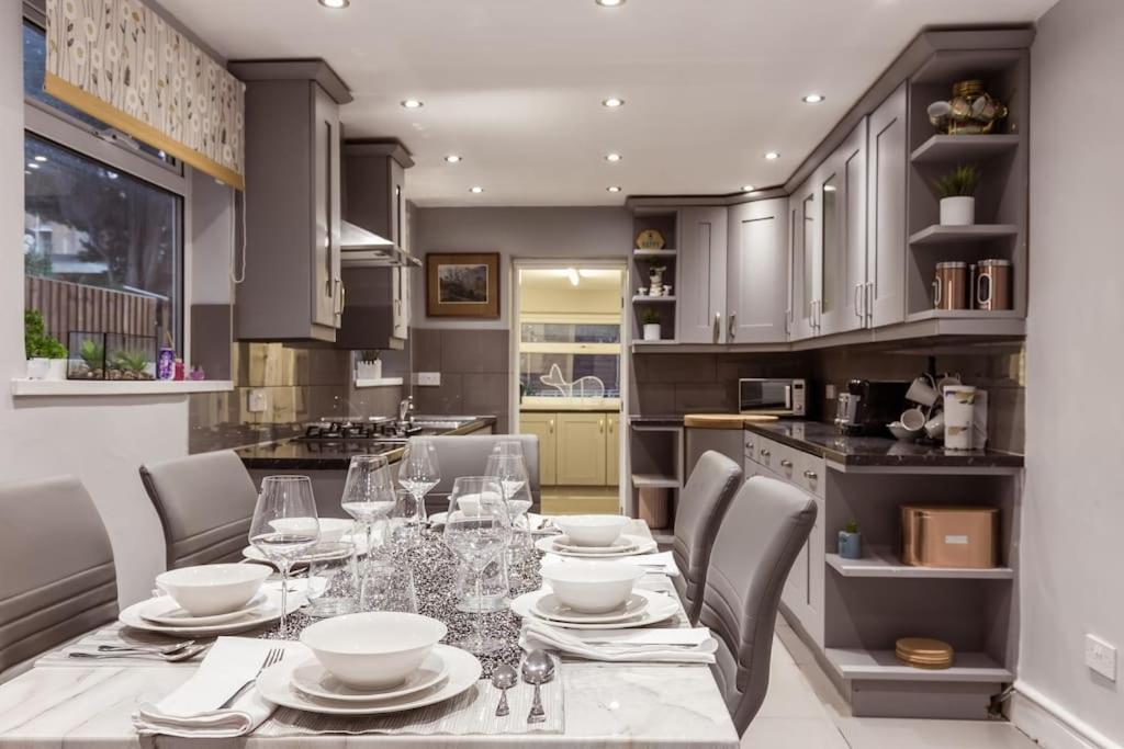 4 Bedroom House, 2 Min Walk From Station London Exterior photo