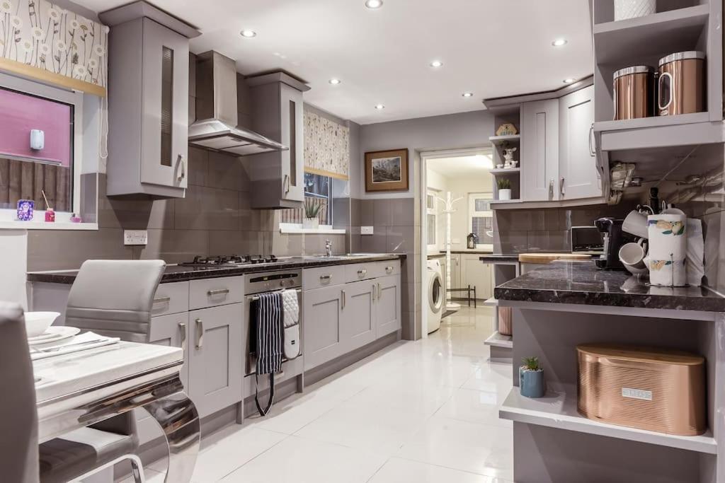 4 Bedroom House, 2 Min Walk From Station London Exterior photo