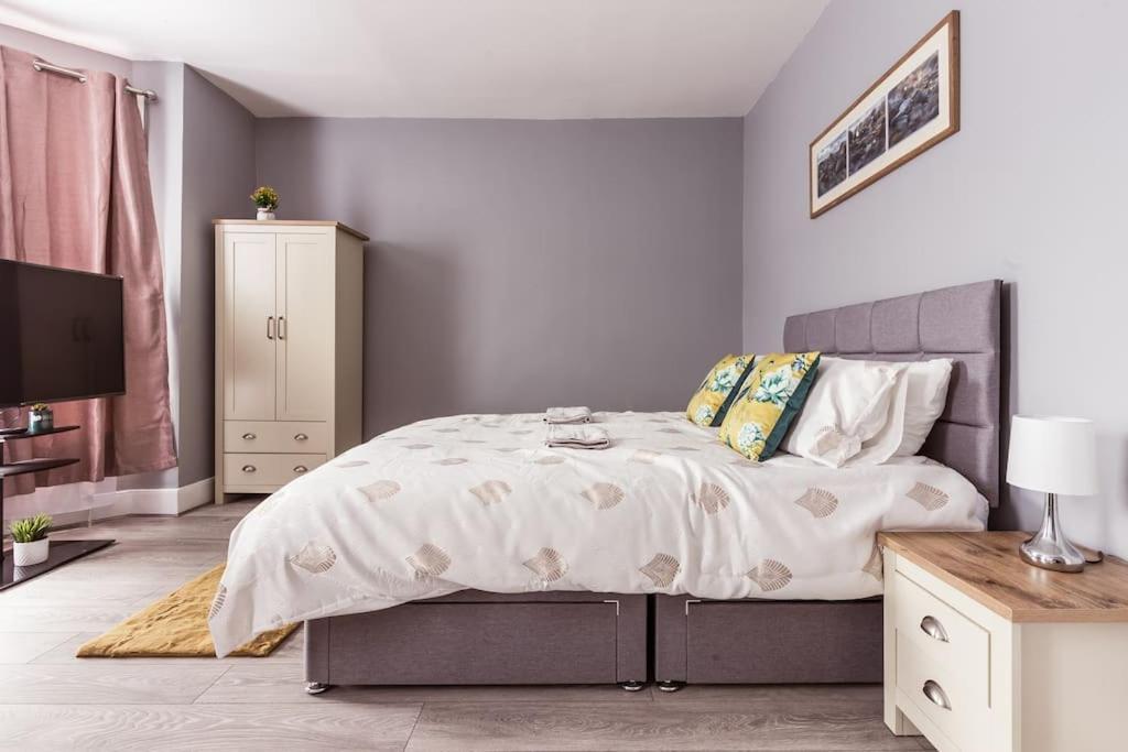 4 Bedroom House, 2 Min Walk From Station London Exterior photo