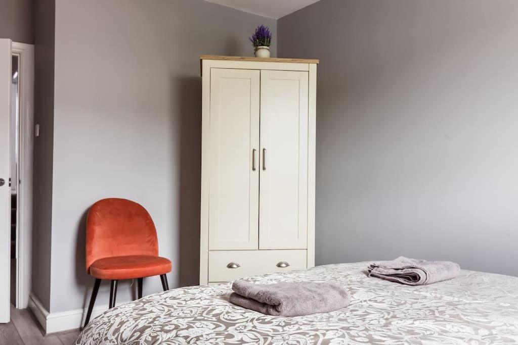 4 Bedroom House, 2 Min Walk From Station London Exterior photo